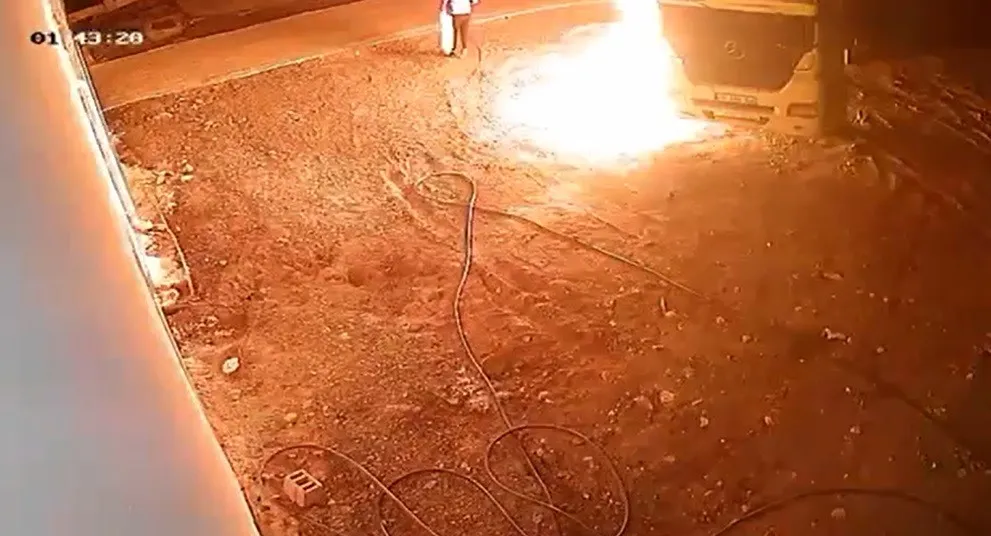 Tırı kundaklayan şahıs yanmaktan kıl payı kurtuldu