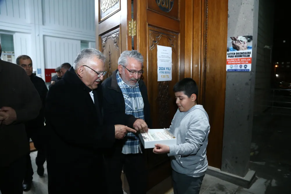 Başkan Büyükkılıç; teravih sonrasında vatandaşla buluştu