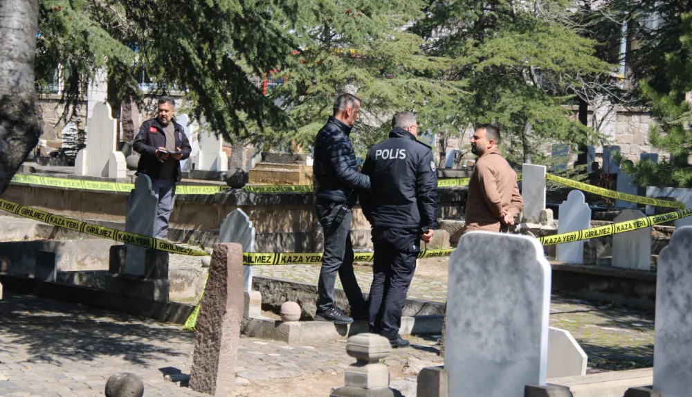 Mezarlıkta 4 aylık cenin bulundu