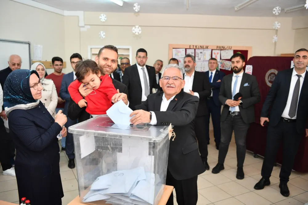 Başkan Büyükkılıç, eşi ve torunu ile birlikte oyunu kullandı