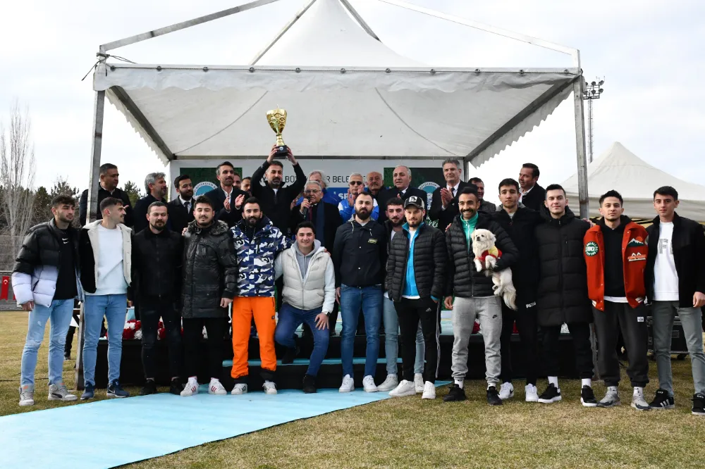 Yahyalıspor kupasını aldı