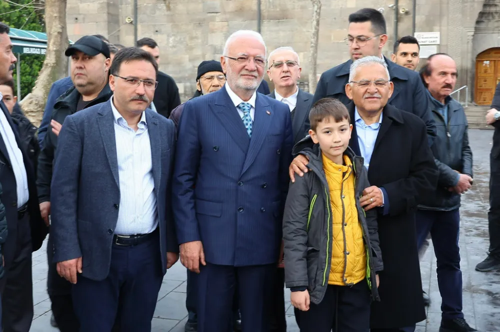 Başkan Büyükkılıç vatandaşlarla bayram namazında buluştu