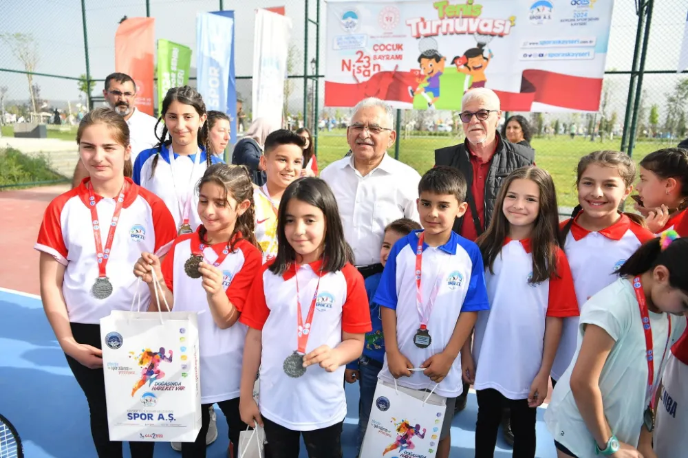Geleceğin tenisçilerine madalyaları verdi