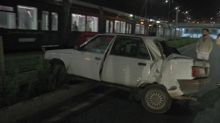 Kayseri’de otomobil tramvay yolunu girdi: 2 yaralı