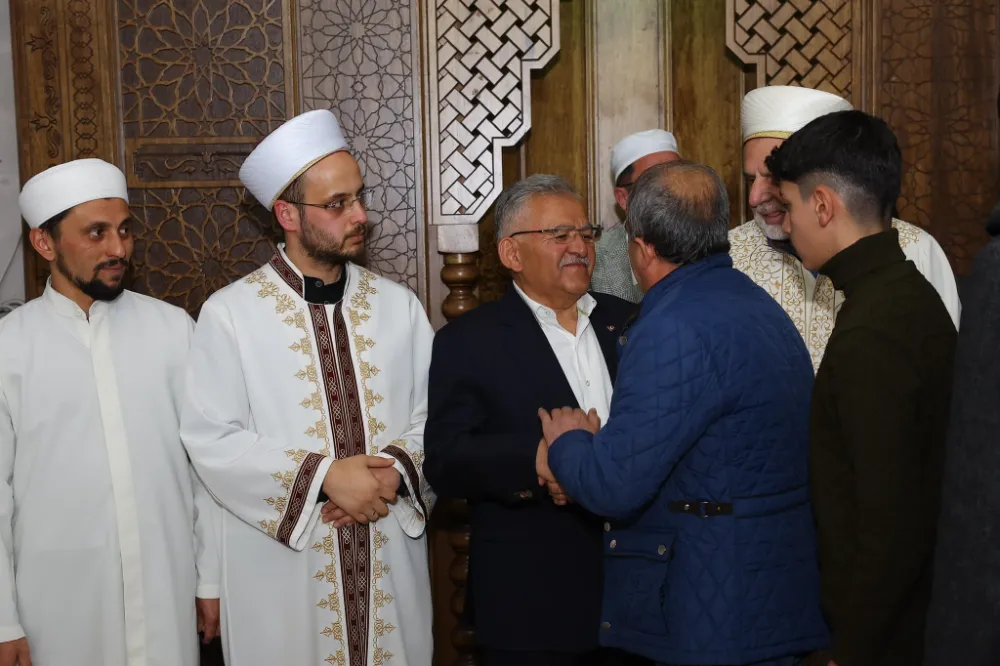 Başkan Büyükkılıç, teravih sonrası vatandaşla buluştu