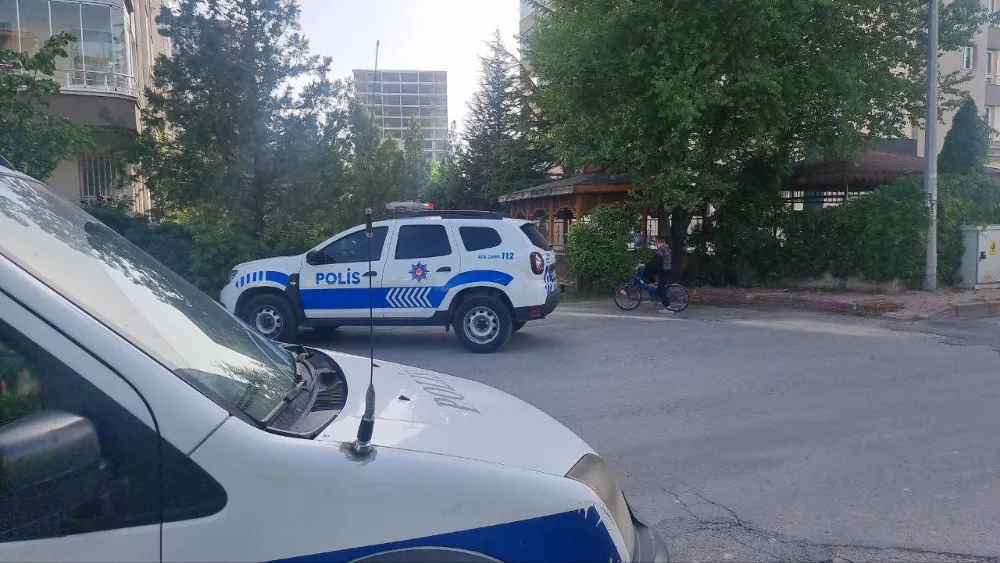 Eşinin yüzünü cam parçasıyla kesti