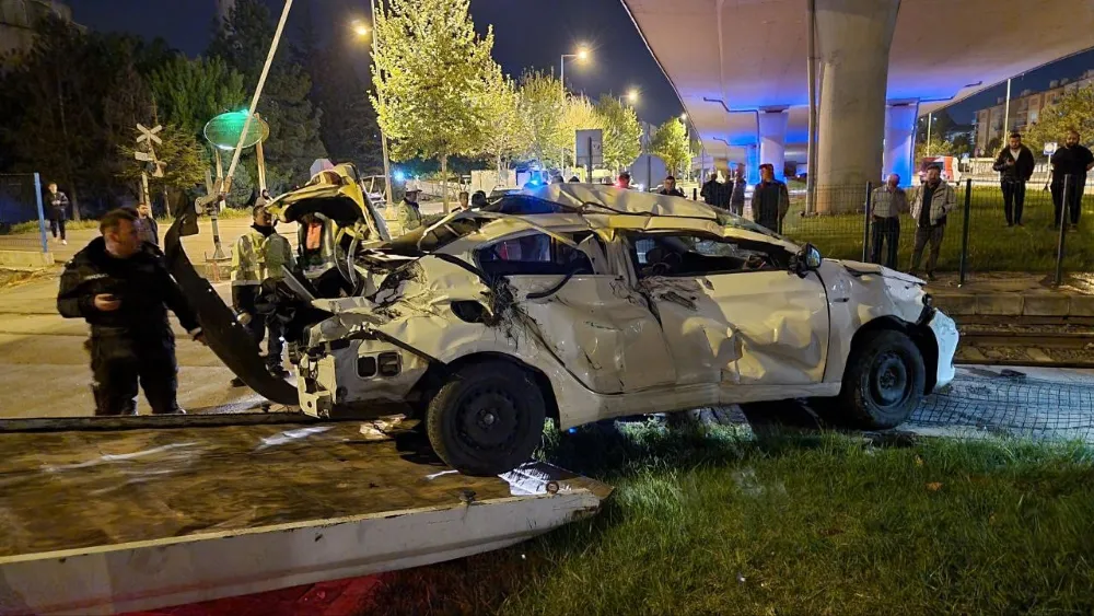 Yolcu treni ile hemzemin geçitte çarpışan otomobil devrildi: 1 yaralı