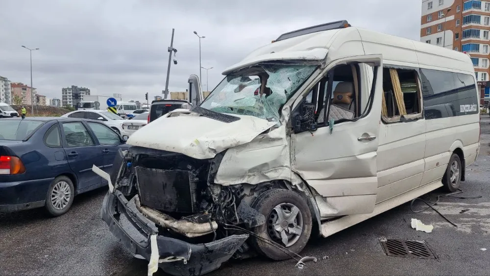 Duramayan tır, 5 aracı biçti: 9 yaralı