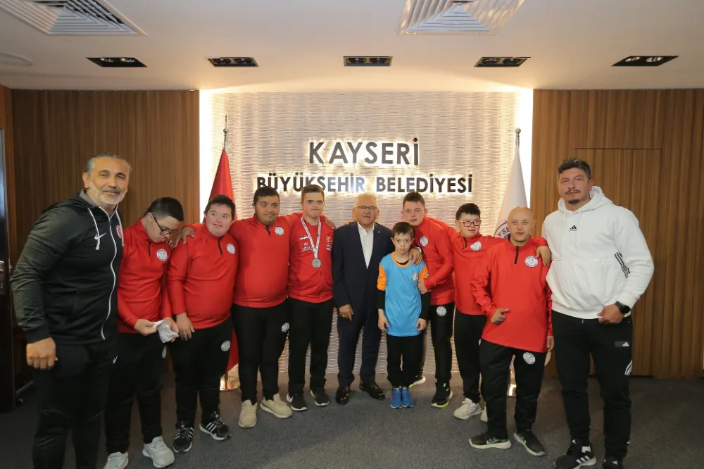 Down Futsal Takımı sporcularından Başkan Büyükkılıç