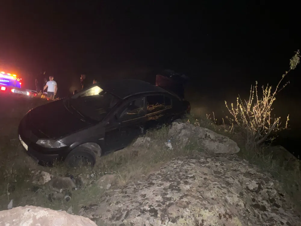 Yoldan çıkan otomobil uçurumun kenarında askıda kaldı 