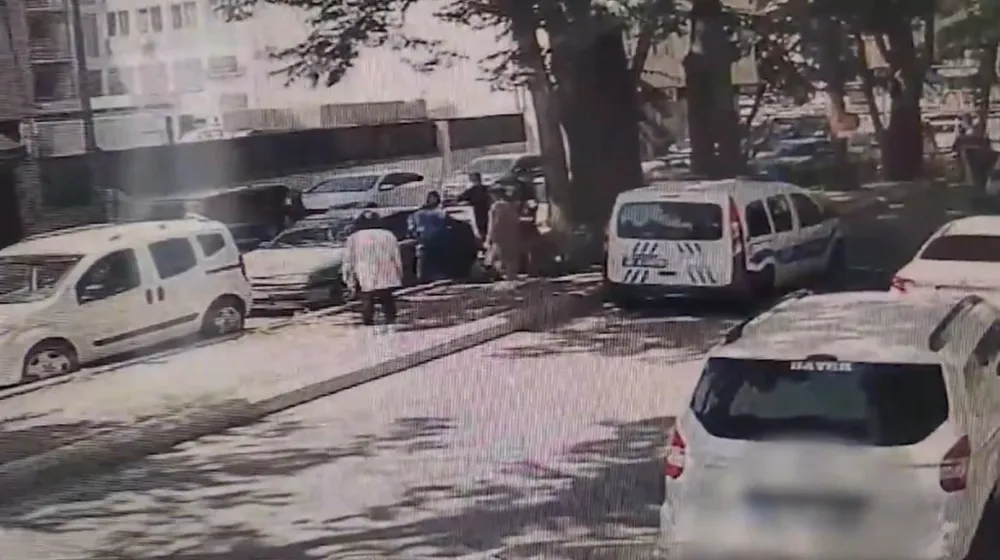 Kilitli otomobilde bayılan ikizleri polisler kurtardı 