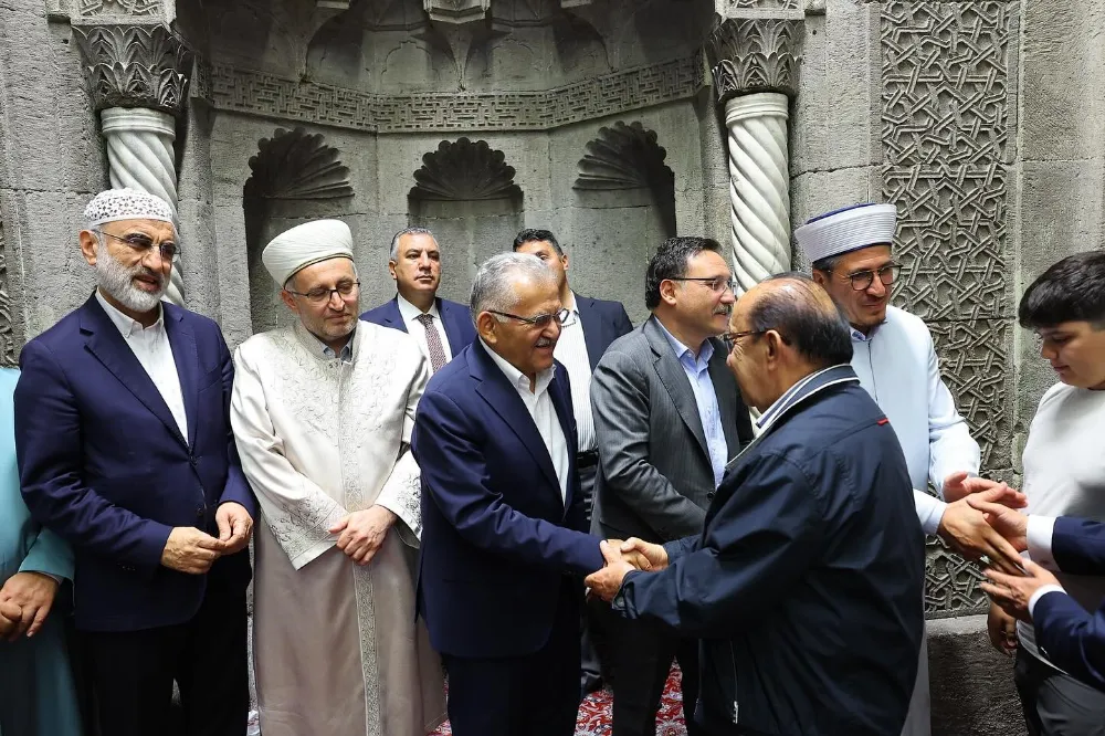 Başkan Büyükkılıç, vatandaşlarla bayramlaştı