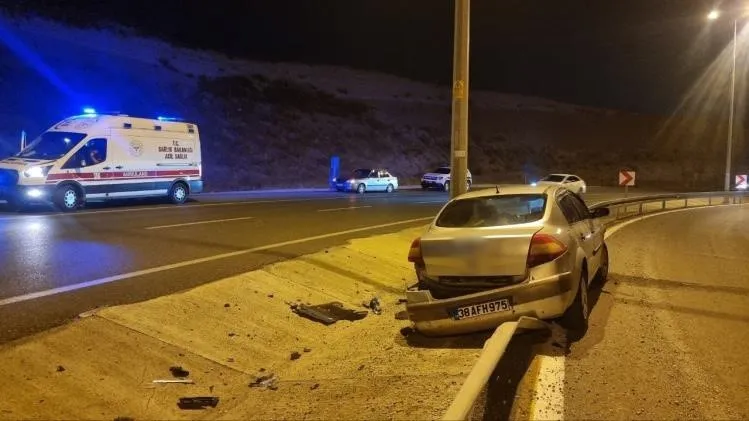 Kontrolden çıkan otomobil bariyerlere çarparak durabildi