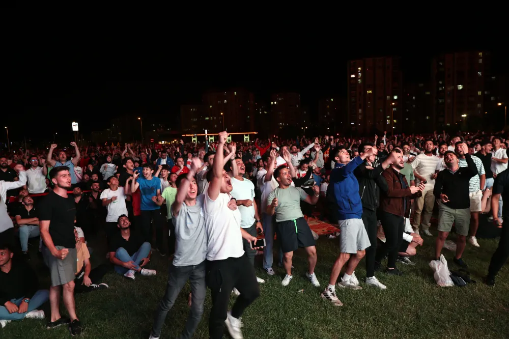 Kayserililer milli maçı dev ekranda takip etti