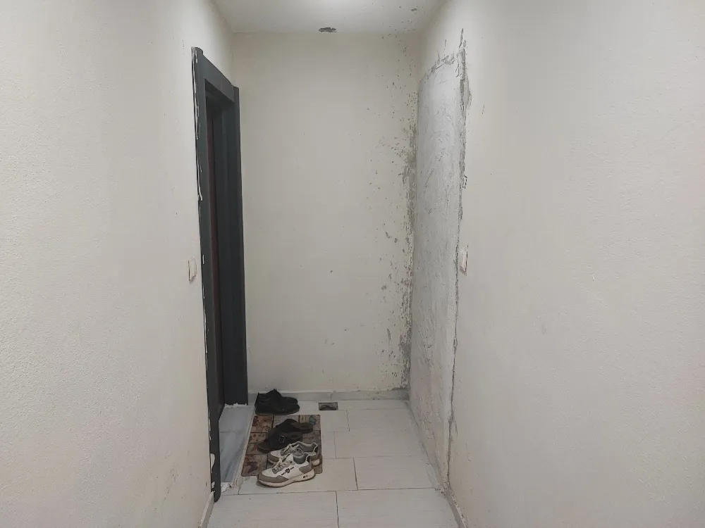 Parasını alamayan müteahhit dairenin kapısına duvar ördü