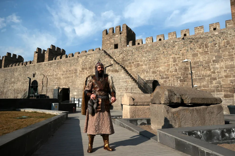 Alp kıyafetiyle tarihi yeniden canlandırıyor!