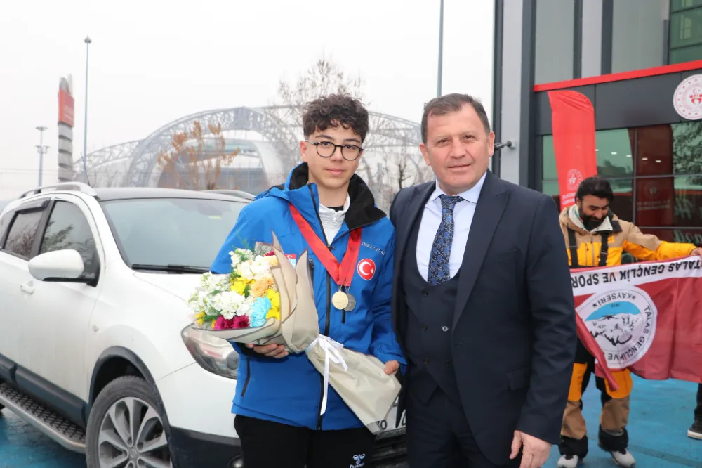 Milli sporcu Deliktaş’a Kayseri’de çiçekli karşılama