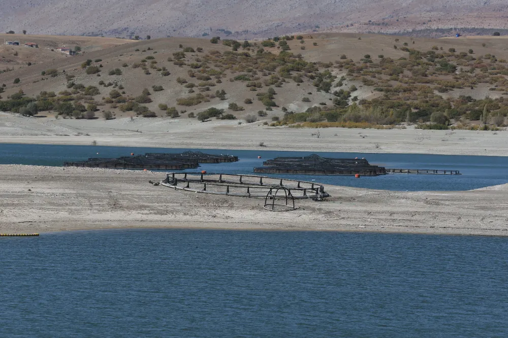Su seviyesi düşen barajda eski köy gün yüzüne çıktı