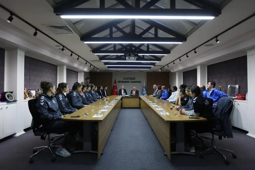 Başkan Büyükkılıç; Melikgazi Kayseri Kadın Basketbol Takımı
