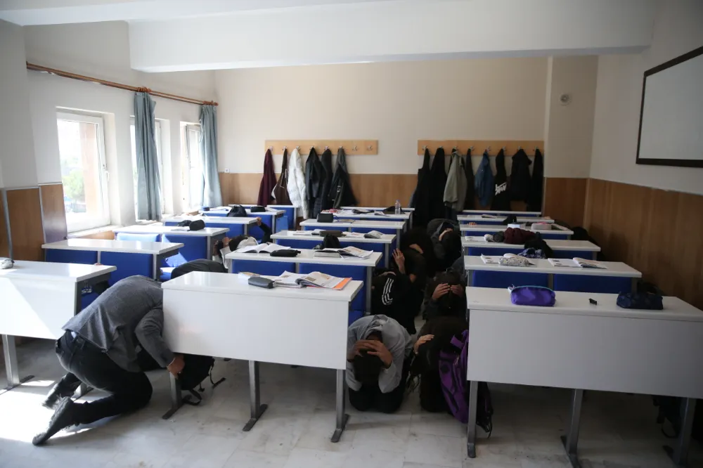 Kayseri’deki okullarda afetlere karşı eş zamanlı tatbikat yapıldı