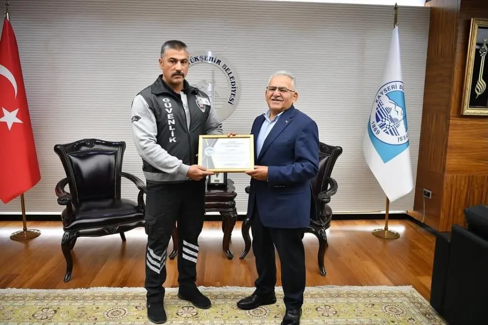 Büyükkılıç, kahraman güvenlik görevlisini ödüllendirdi!