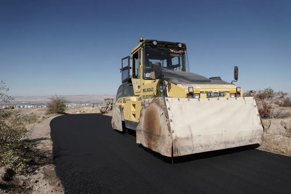 Mimarsinan Mahallesi’nde asfalt çalışmaları gerçekleştiriyor