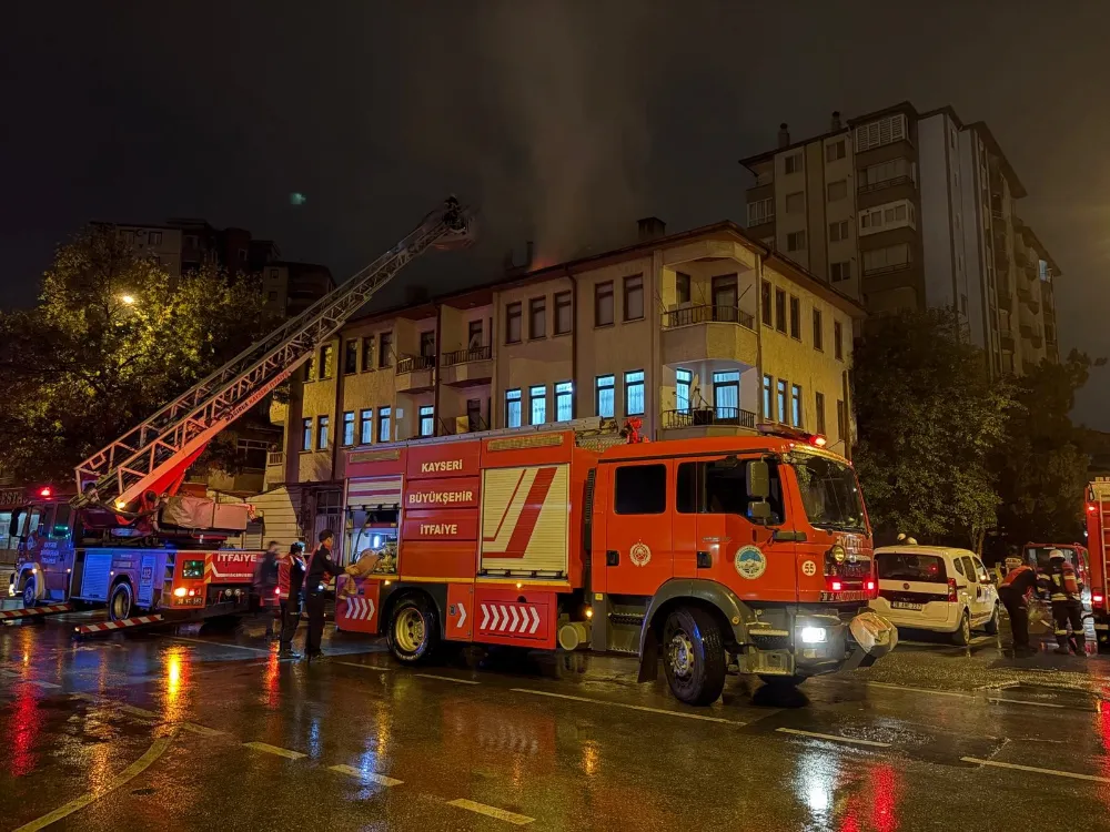 Eşi eve almayınca sinirlenip binanın çatısını yaktı!