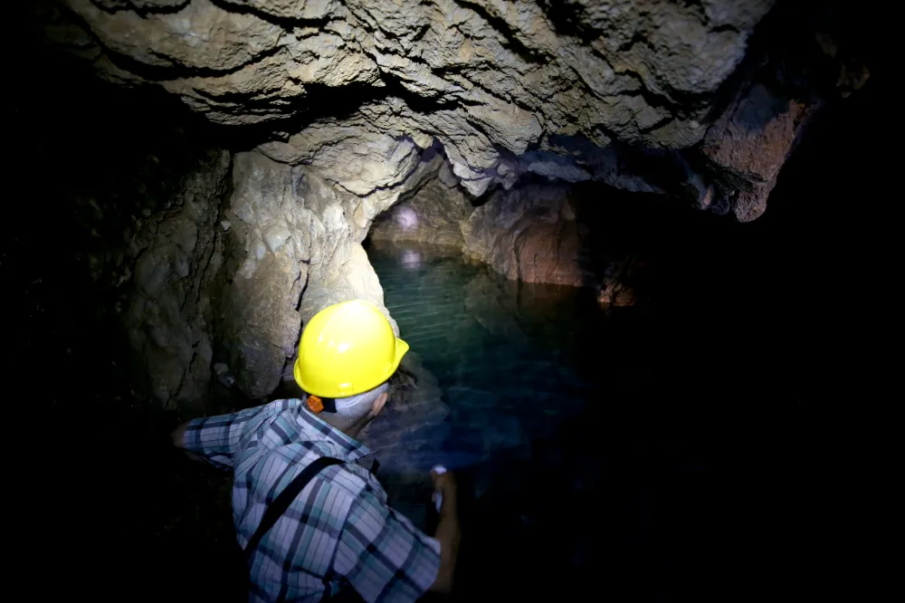Kuruyan şelalede mağara ve su dolu 6 galeri keşfedildi