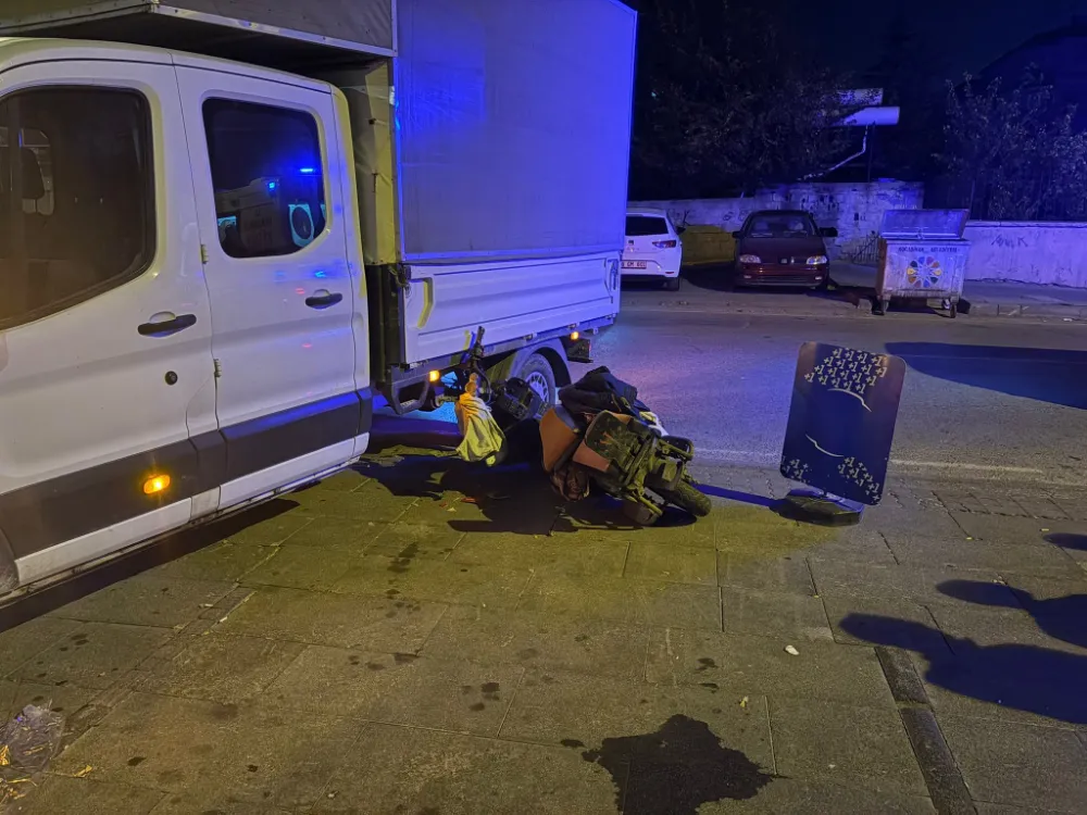 Elektrikli bisikletle kamyonetin altına girdi: 1 yaralı