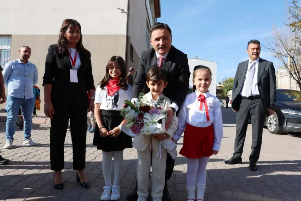 Vali Çiçek anaokulu öğrencilerinin Cumhuriyet coşkusuna katıldı