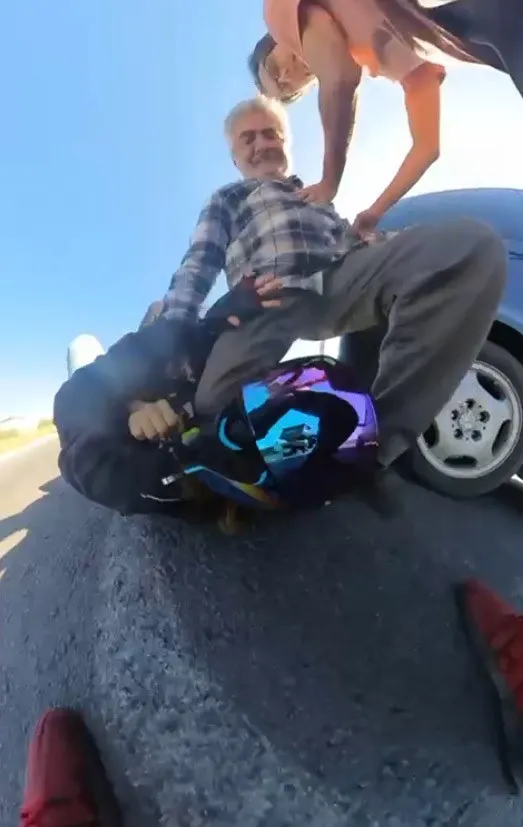 Kız arkadaşını darbeden sürücüyü takip edip dövdü