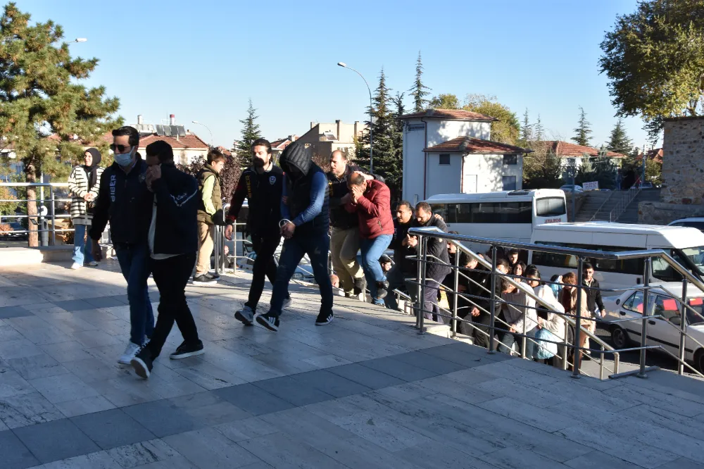 Öğretmen olacaktı, çete lideri oldu