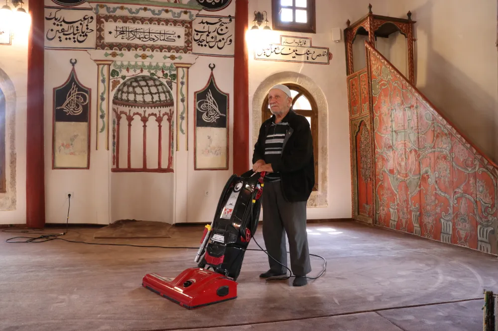 75 yaşındaki gönüllü, tarihi caminin temizliğini yapıyor
