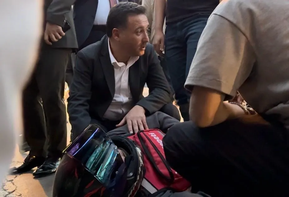  Vali Çiçek denk geldiği kazaya duyarsız kalmadı