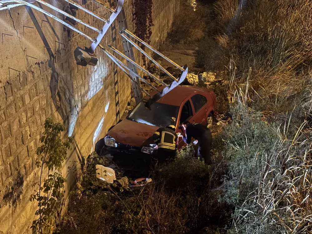 Kanala düşen otomobilin sürücüsü kazadan yara almadan kurtuldu