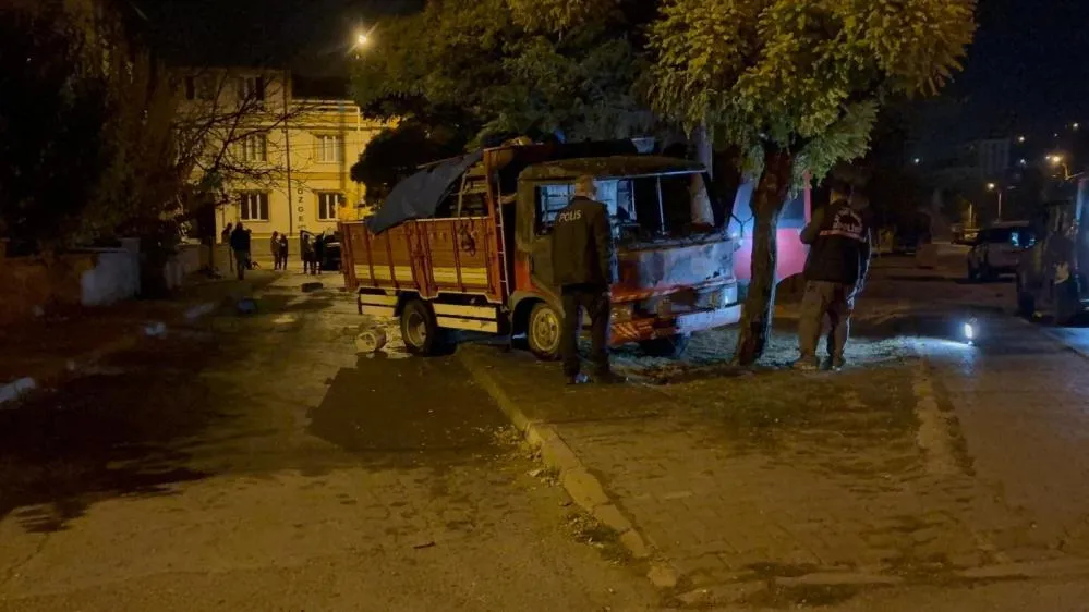 Park halinde alev alan kamyon hareket etti