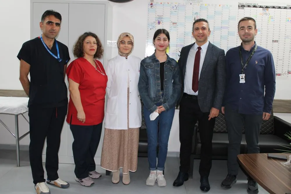 Annesinin böbreğiyle hayata tutundu