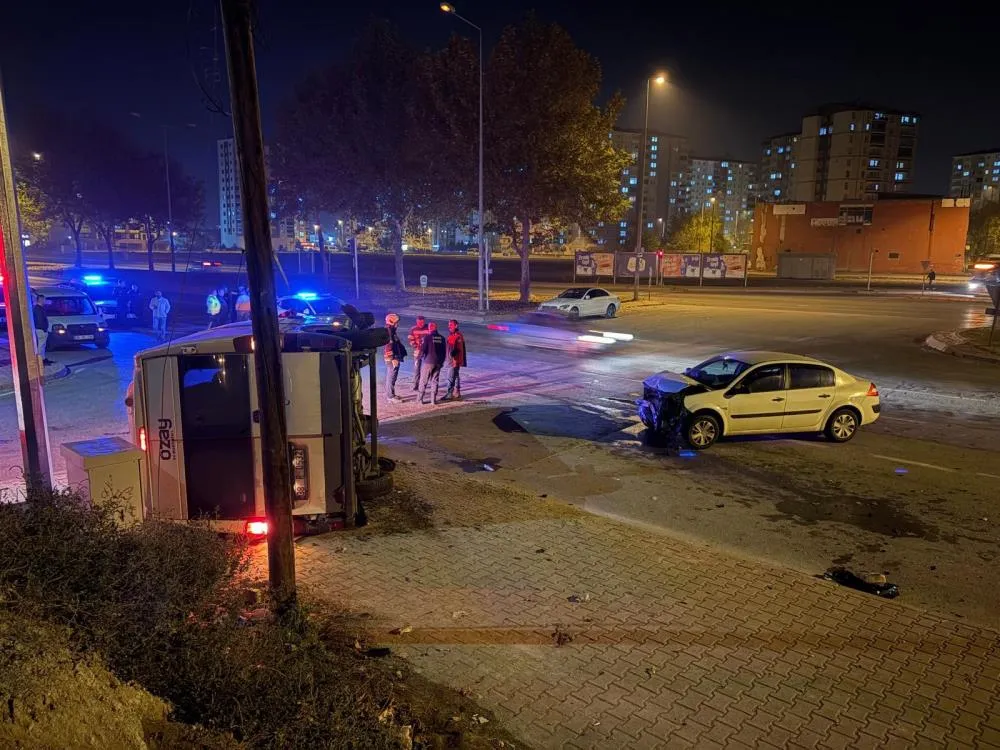 Otomobilin çarptığı servis yan yattı: 2 yaralı