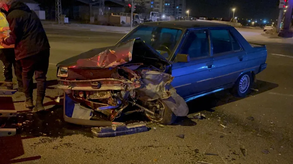 Kavşakta otomobile çarptı, karşı yola geçti: 2 yaralı