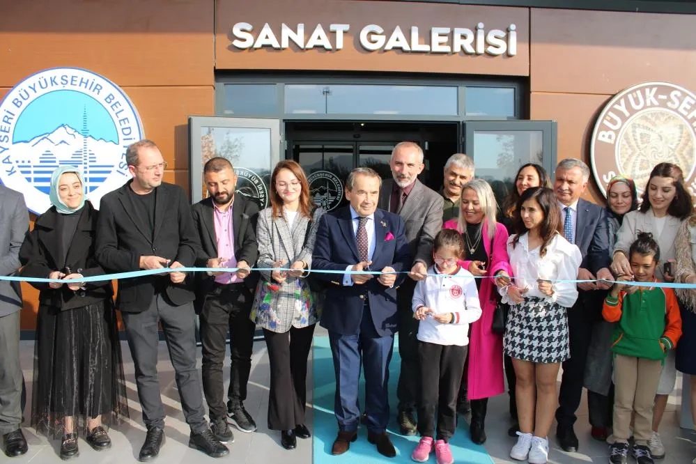 Doğada bulduğu ahşap parçalarını kuş evini çevirdi