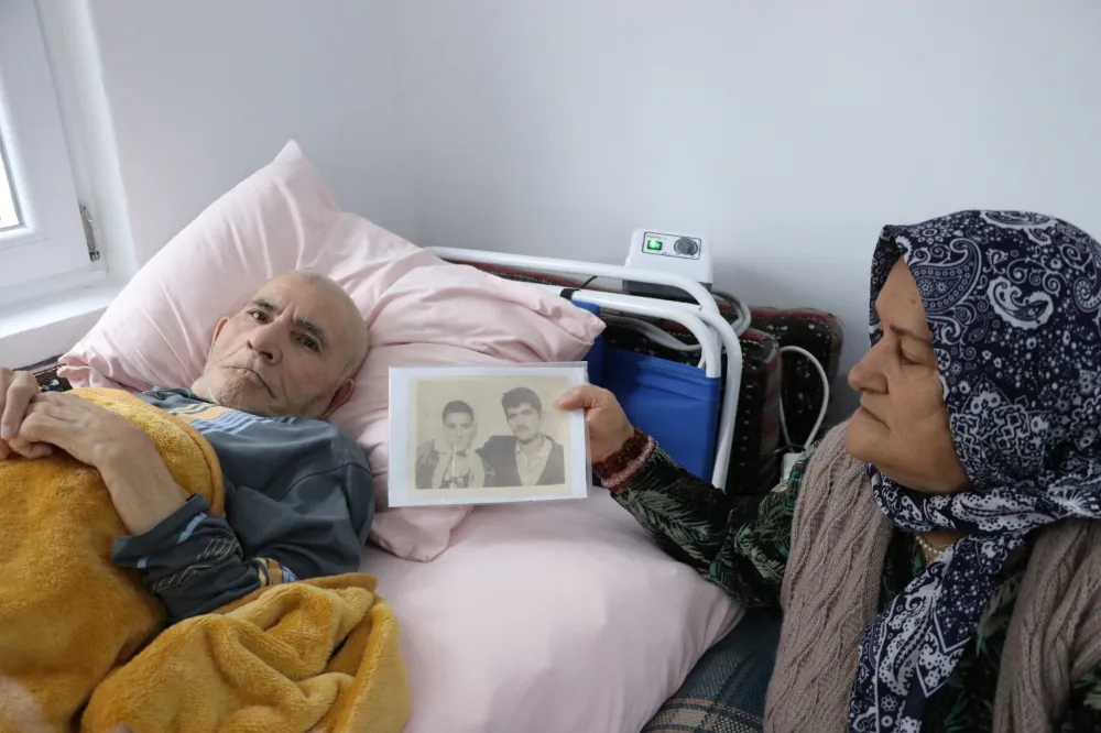 Kendisini hatırlamayan eşinin yanından ayrılmıyor