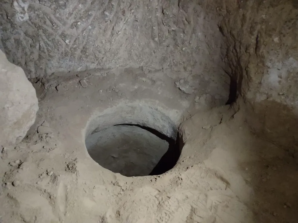 Keşfettikleri yer altı şehrinde define arayan 2 zanlı yakalandı