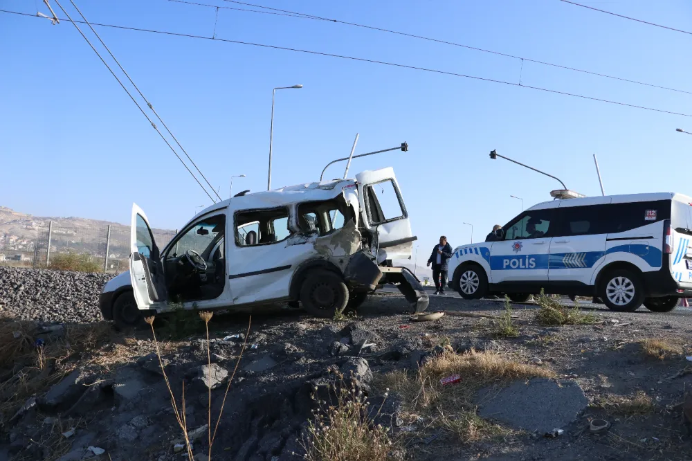 Lokomotifin çarptığı hafif ticari araçtaki 2 kişi yaralandı