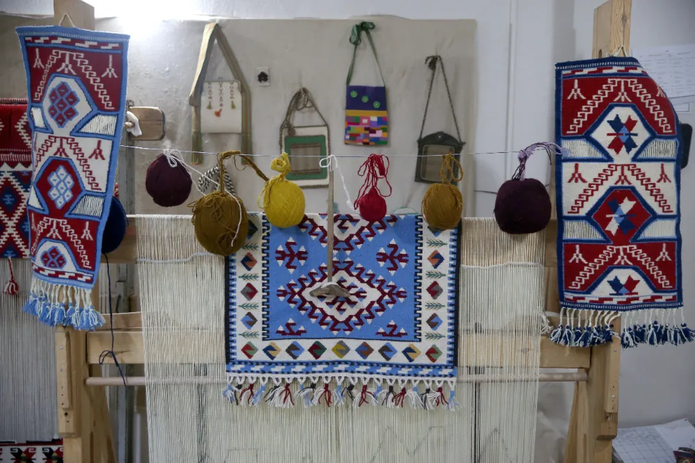 Tarihi Sarız kilimi unutulmaması için dokunup arşivleniyor