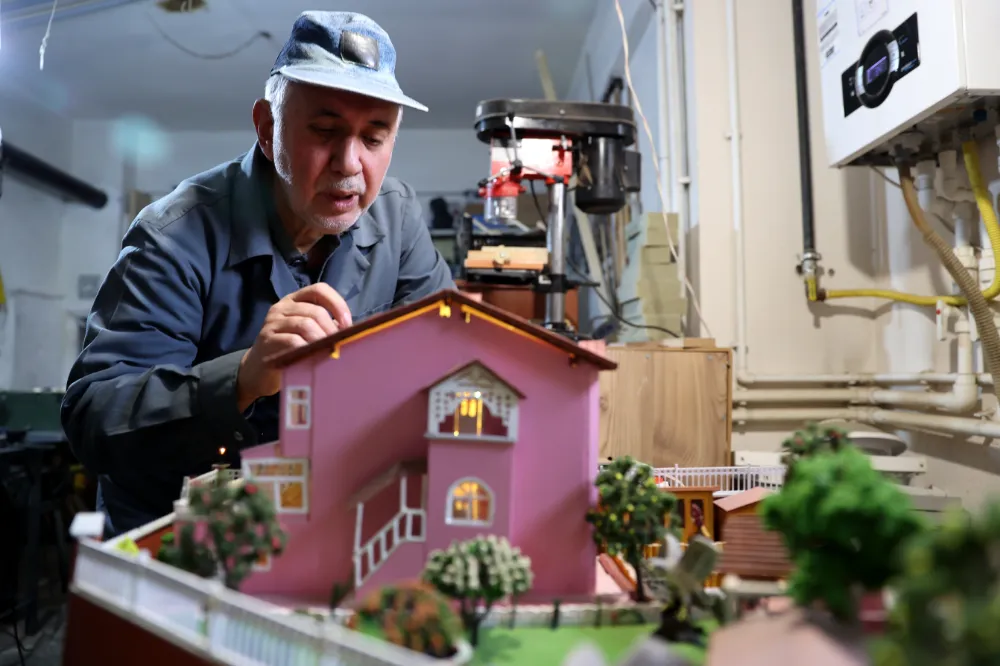 Emekli öğretmen atık malzemelerden maket ve ahşap eşya yapıyor