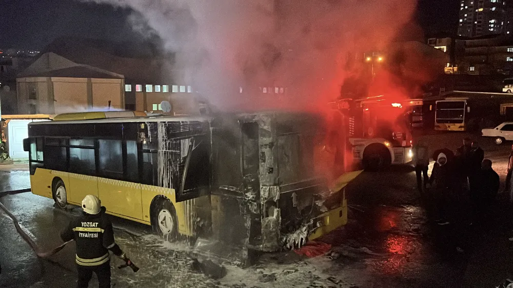 Park halindeki halk otobüsünde çıkan yangın söndürüldü