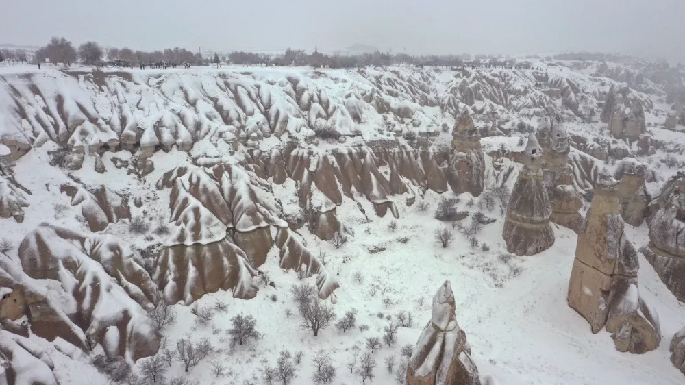 Manzarasına kar güzelliği eklenen peribacaları dronla görüntülendi