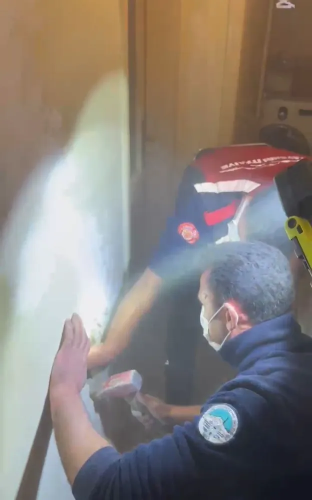 Baca boşluğuna sıkışan kedi kurtarıldı