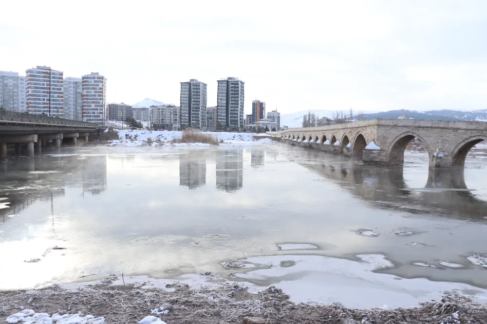 Kızılırmak buz tuttu!