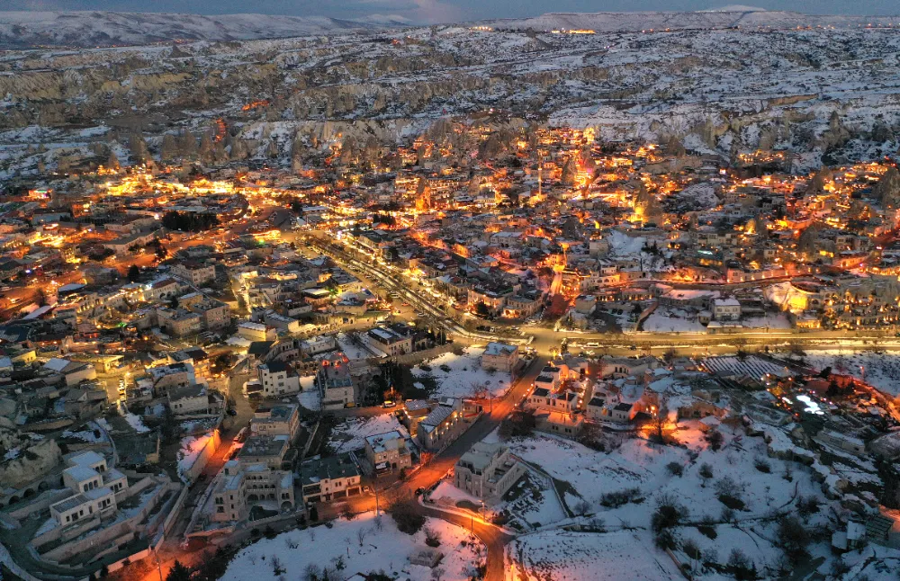 Karla kaplanan Kapadokya şehir ışıklarıyla görüntülendi
